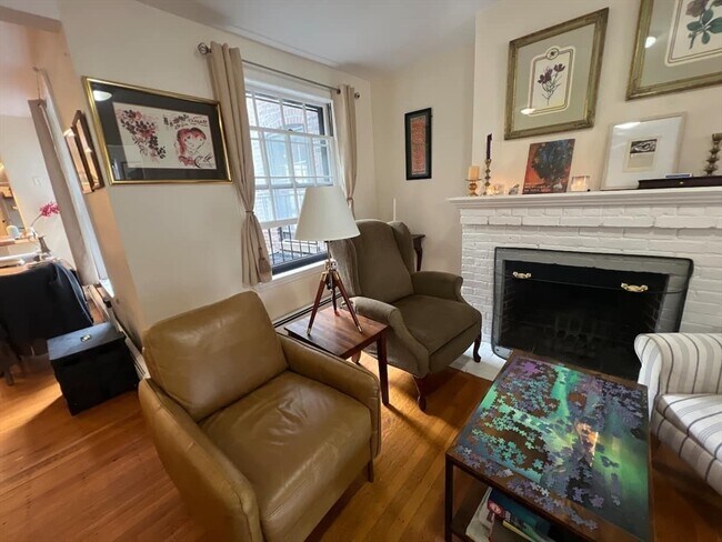 Photo - 61 W Cedar St Unidad FURNISHED