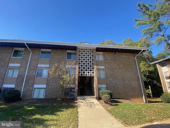 Building Photo - "Charming 2-Bed Condo Retreat in Oxon Hill... Unit D1