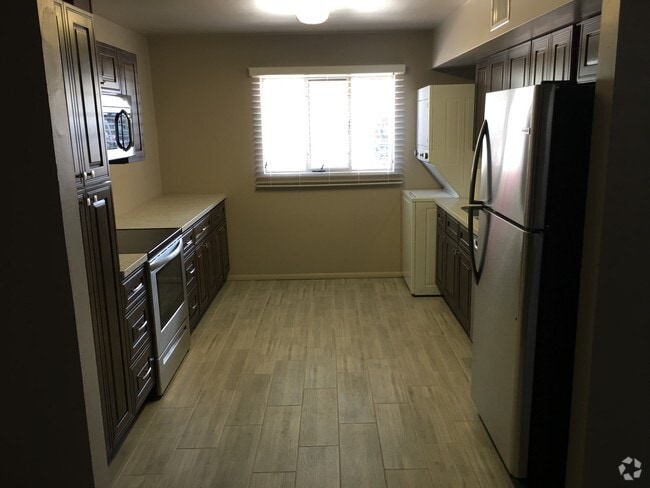 Building Photo - 2703 E Spring St Rental