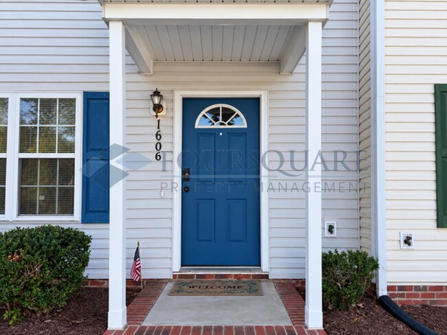 Inviting Townhome with En-Suite Secondary Bedroom, Back Patio & Community Pool – Raleigh Location