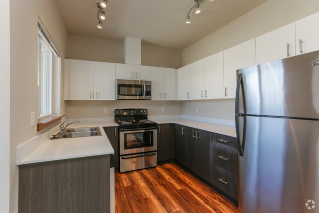 2BR, 2BA - 931 SF
