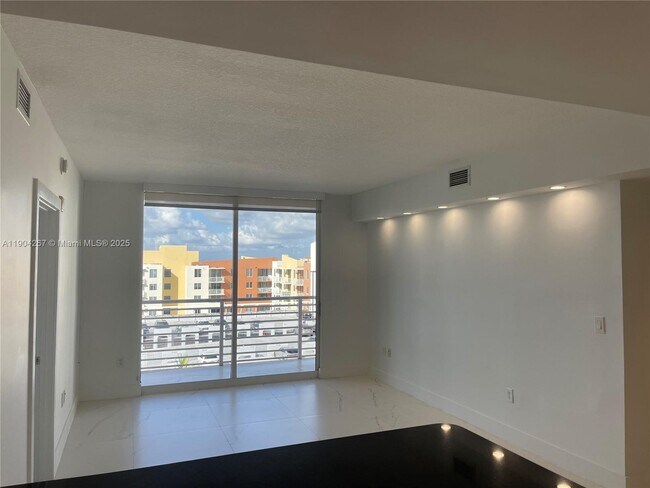 Photo - 18800 NE 29th Ave Unidad 825