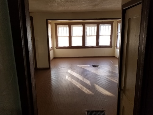 Photo - 261 Bellview St