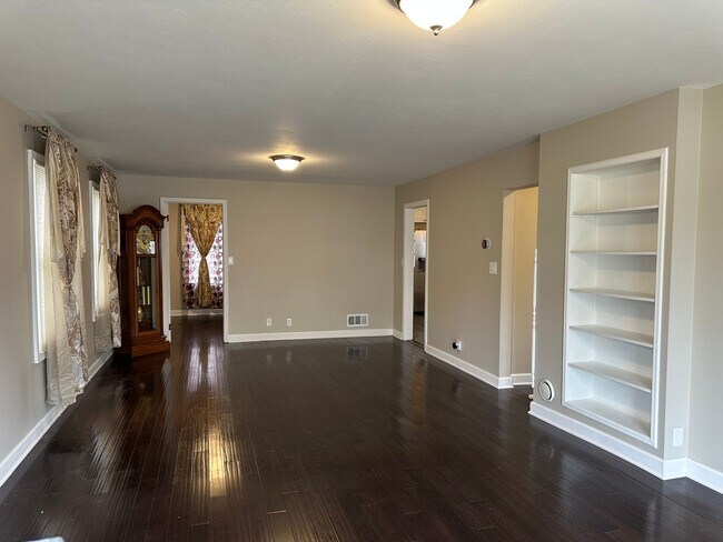 Photo - 110 N High St