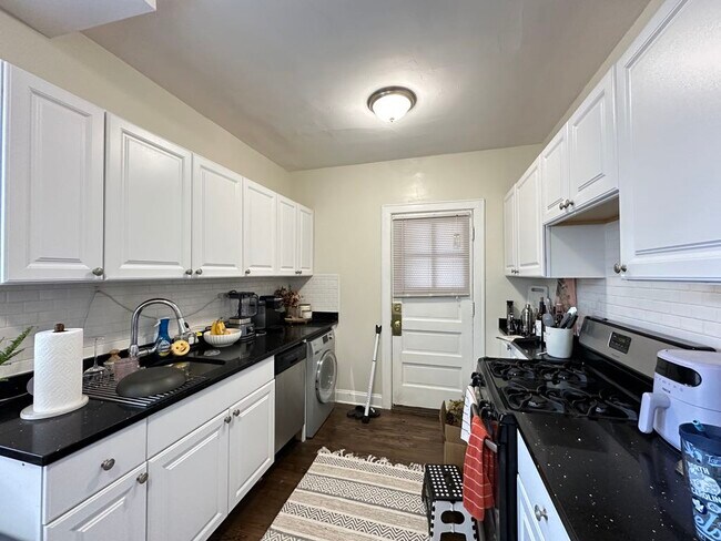 Photo - 3819.5 N Greenview Ave Unit W4
