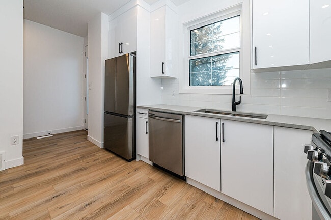 Photo - 10300-10129 129 Ave NW Unit A