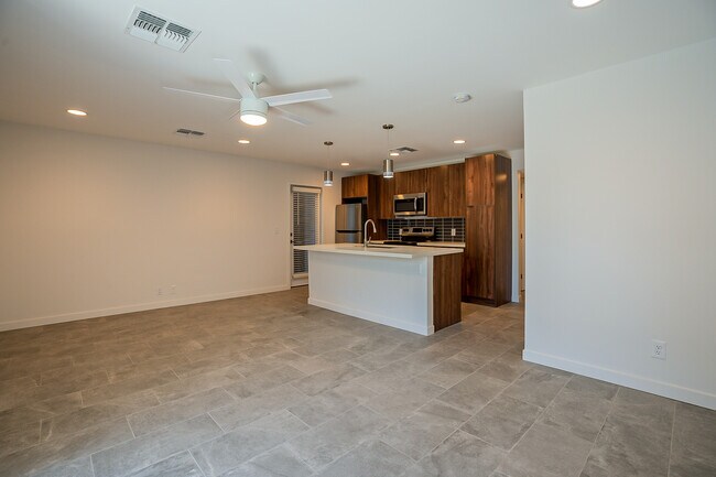 Building Photo - 6227 N 13th Plz Unit 3