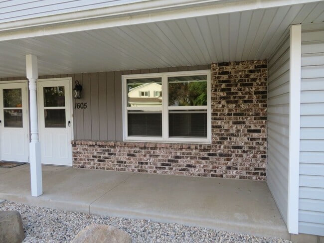 Building Photo - Harry Roethle Briarwood Duplex Unit 1605 Briarwood