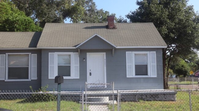 Building Photo - Newly Remodeled! Beautiful 2 bedroom/ 1 ba...