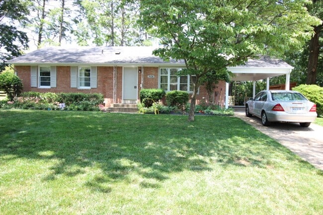 Building Photo - Charming 3 Bed 2.5 Bath Brick Home With Sp...
