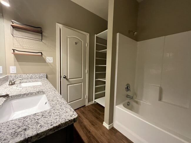 Photo - 342 River Oaks