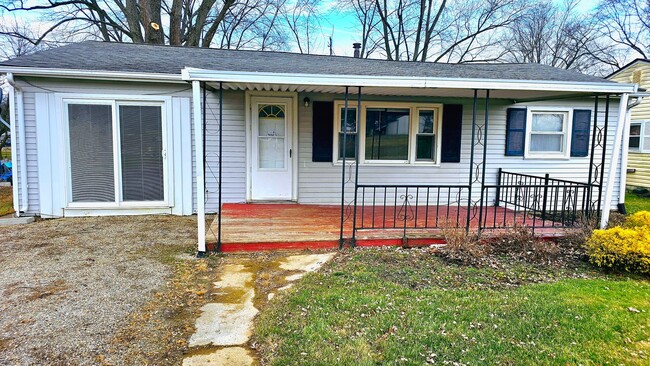 Welcome to this charming 2-bedroom home in... - Welcome to this charming 2-bedroom home in...