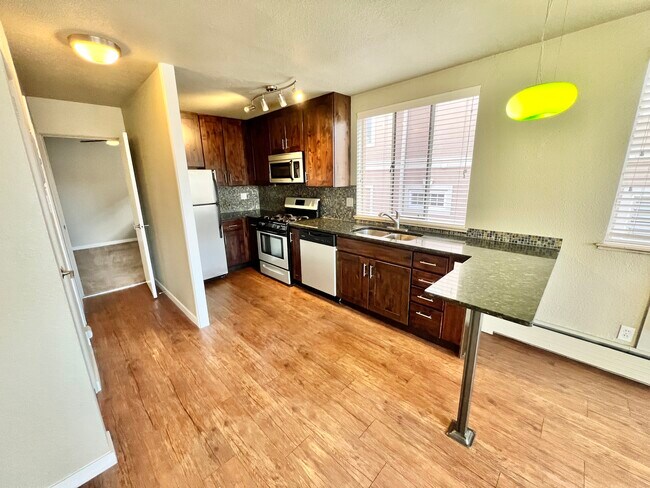 Experimente el deleite culinario en una cocina bellamente diseñada con amplio espacio y luz natural. - Sublime