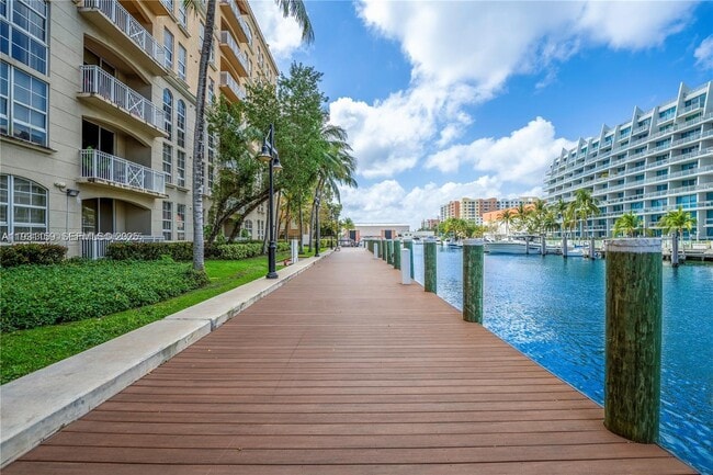 Building Photo - 3001 NE 185th St Unit 127