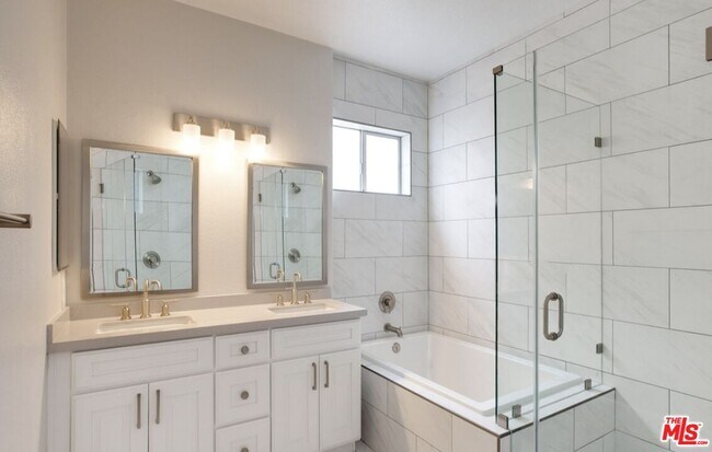 Photo - 6280 W 3rd St Unidad 4-413