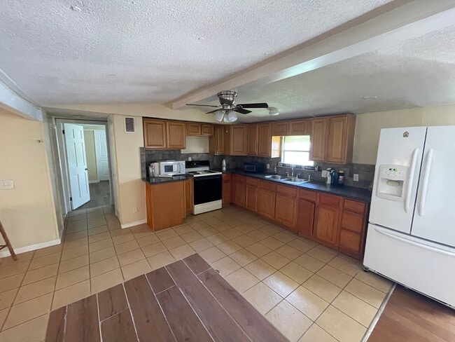 6121 Collins Rd