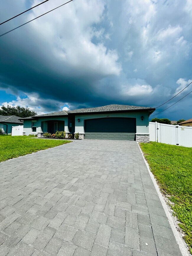 Building Photo - Don't Miss This 4 Bed, 2 Bath Home with Fe...