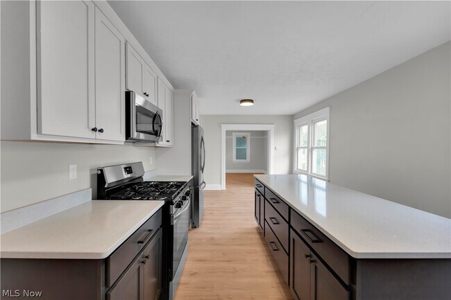 Photo - 1330 W 67th St