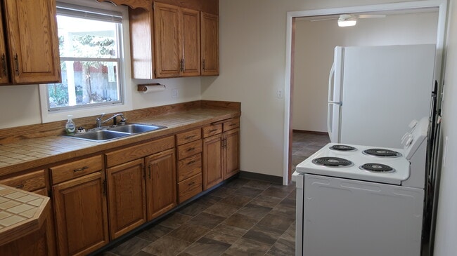 Photo - 1451 Tedford St SE