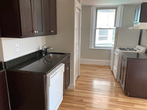 Photo - 214 Hanover St