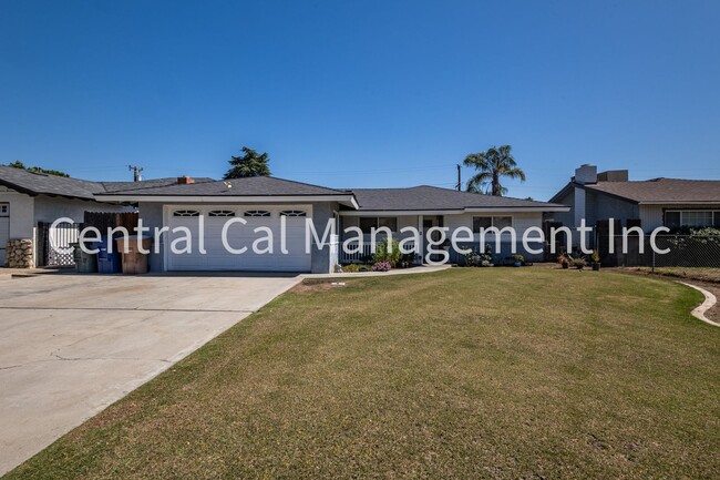 Building Photo - 4 Bedroom/2 Bath Home - $2295 per month!