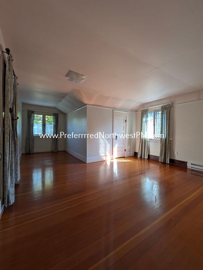 Photo - 1050 W 5th Ave