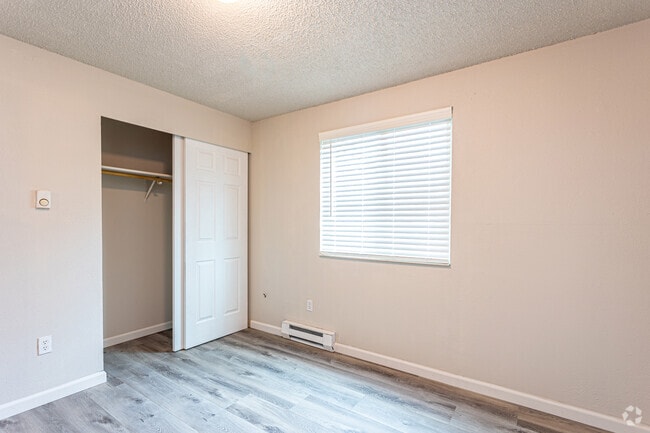 2 habitaciones, 1 baño - 650 pies cuadrados - McChord Tudor Haus