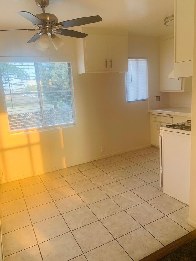 Building Photo - Cheerful and Spacious 1 bd/1bth Upstairs Unit 9012 Rental