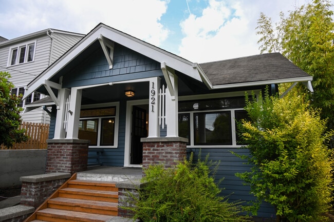 Photo - 1921 E Lynn St House