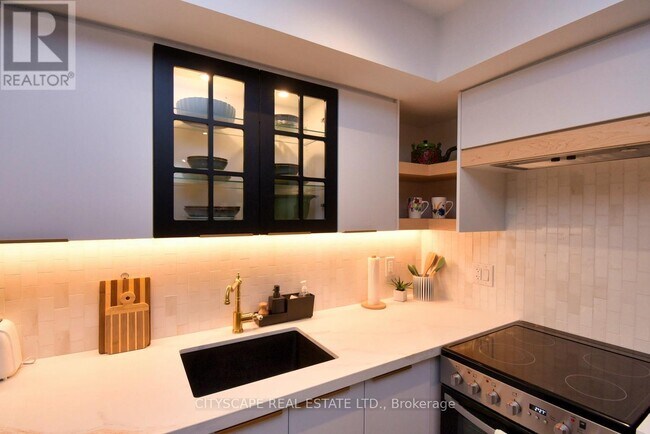 Photo - 703 Markham St