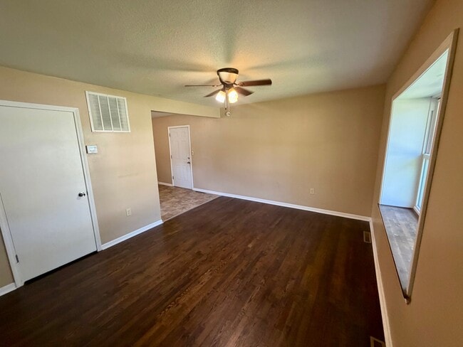 Photo - 600 N 82 St