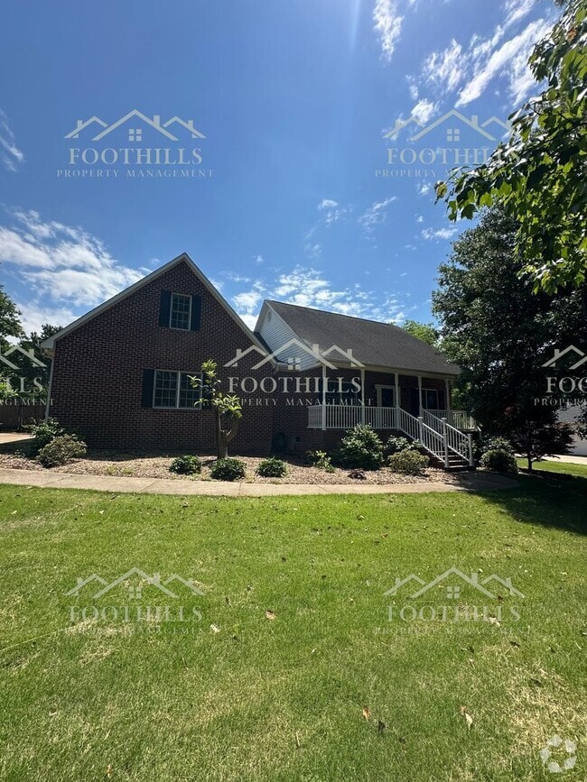 Building Photo - Stylish and Spacious 4-Bed Home with Scree...
