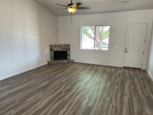 Photo - 1034 E Adams St