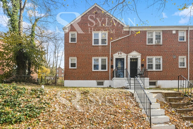 Building Photo - Welcome to this charming abode. Rental