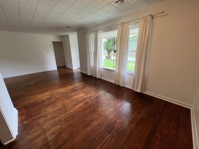 Photo - AVAILABLE FOR IMMEDIATE MOVE IN! WALK TO RIVERSIDE PARKS!!!