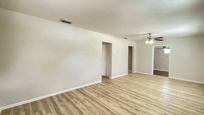 Building Photo - Charming 3-Bedroom with Spacious Living in Lantana!