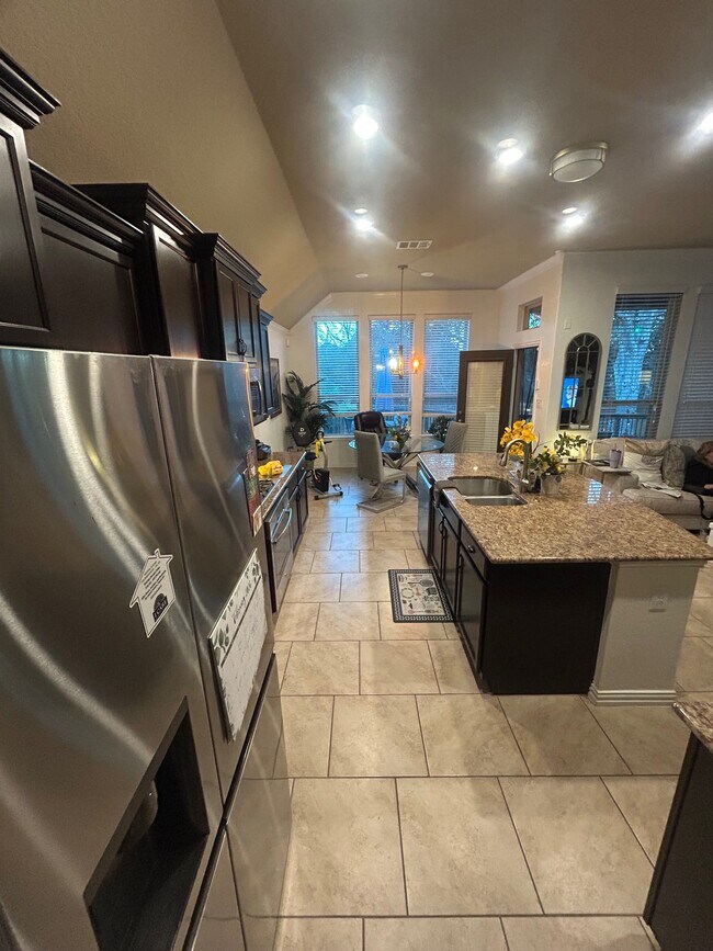 Photo - 724 Decathlon St