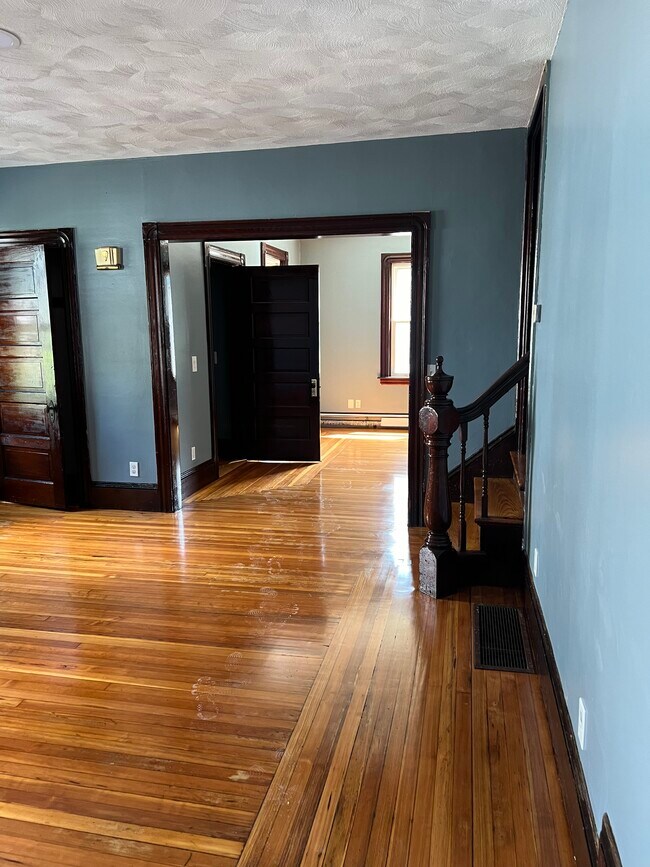 Photo - 8 Sayles Ave