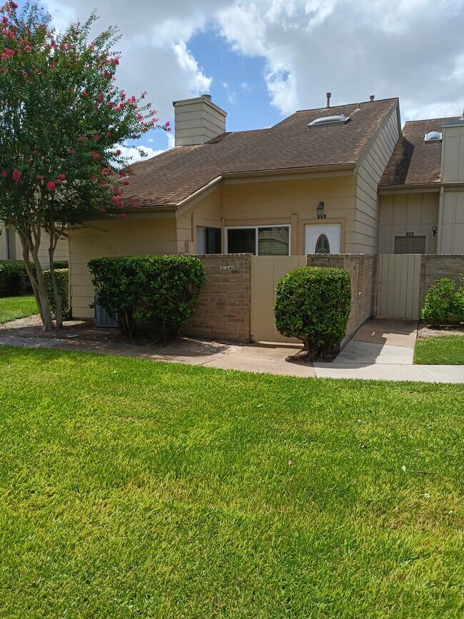 Opportunity awaits in this 3-bedroom, 1.5-bath townhouse priced below comparable homes. AC blows col - 3232 Windchase Blvd