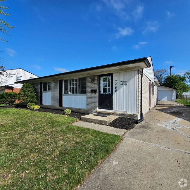 Building Photo - Updated 2 Bedroom Ranch with Open Living R... Rental