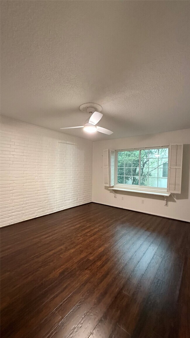 Building Photo - 2744 Briarhurst Dr Unit 2