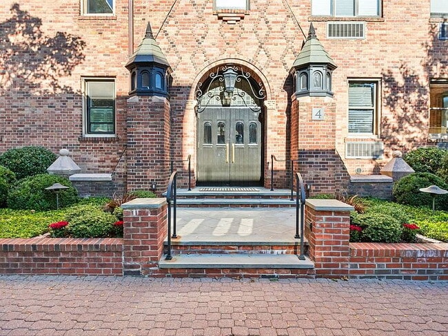 Photo - "Charming 1-Bedroom Retreat in Prime Greenwich Location – 895 Sq Ft of Cozy Elegance!"