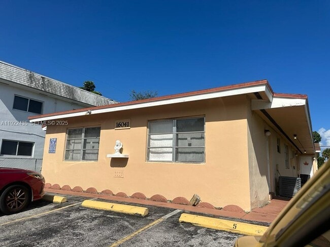 Building Photo - 16041 NE 19th Ct Unit 4