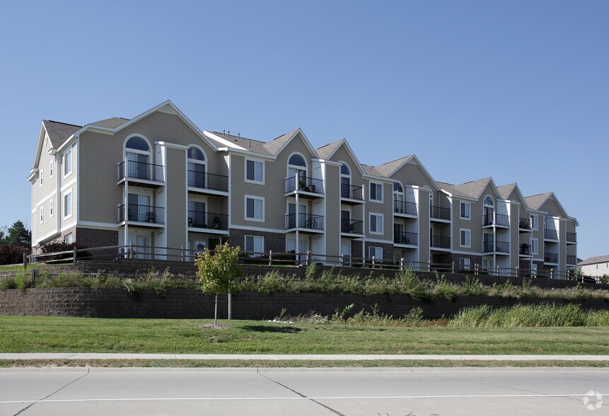 Colonial Pointe at Fairview Apartments For Rent in Bellevue, NE