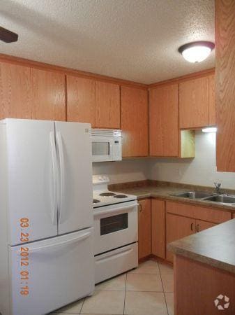 Kitchen - 727 Apartments