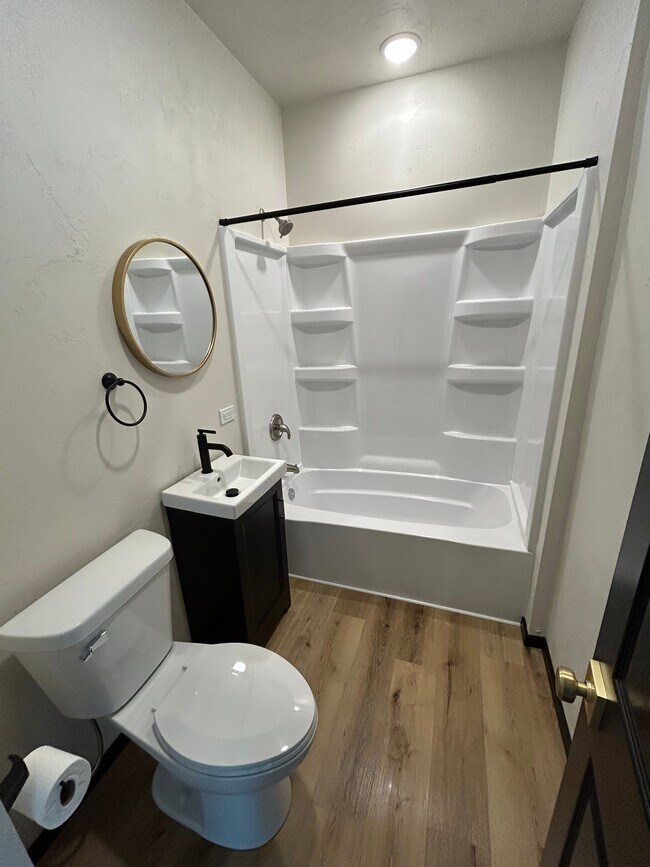 Photo - 406 W 5th St Unit 4