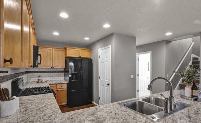 Photo - Beautiful 4 Bedroom Home in Desirable Willamette Landing!!