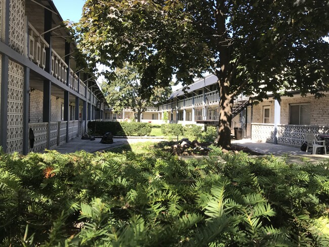 Building Photo - N88W14750 Main St Unit Menomonee Falls Studios Rental