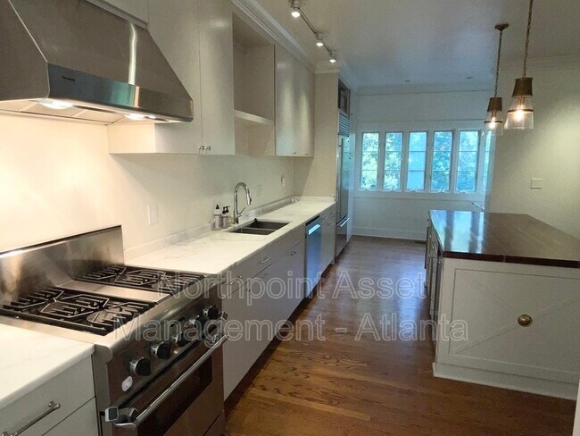 Photo - 2588 Winslow Dr NE