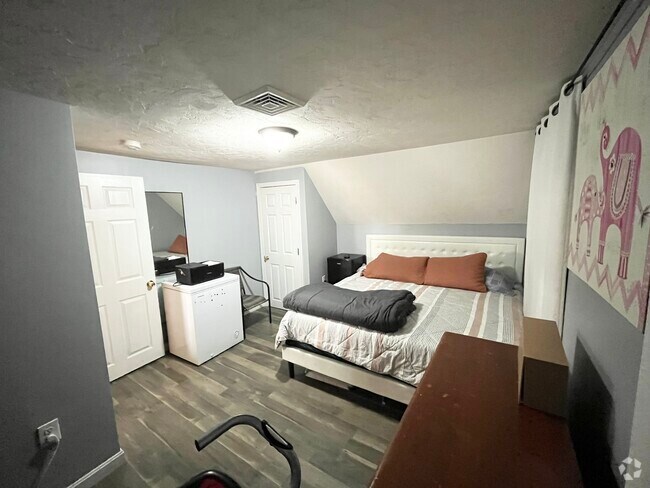 Building Photo - 211 Elm St Unit 3 Rental